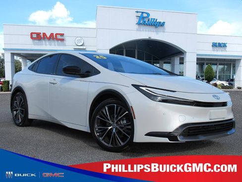 Used 2025 Toyota Prius XLE image 1