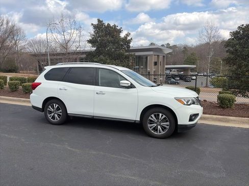 Used 2017 Nissan Pathfinder SV image 5