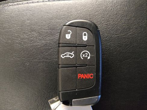 Used 2019 Jeep Cherokee Latitude Plus w/ Comfort/Convenience Group FWD image 32