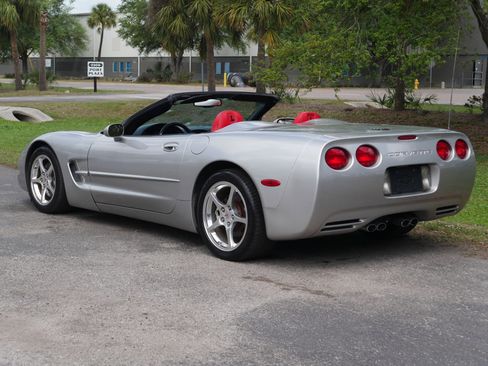 Used 2004 Chevrolet Corvette Convertible w/ Preferred Equipment Group RWD image 17