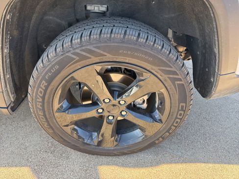 Used 2023 Jeep Grand Cherokee Altitude image 9