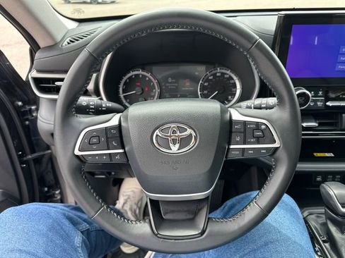 Used 2023 Toyota Highlander XLE AWD/4WD image 42