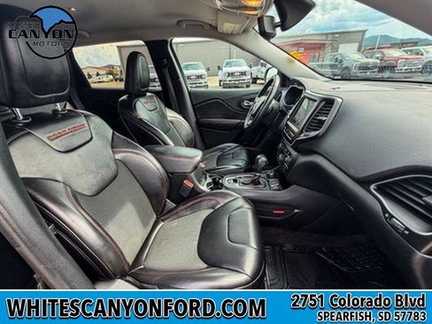 Used 2019 Jeep Cherokee Trailhawk AWD/4WD image 12