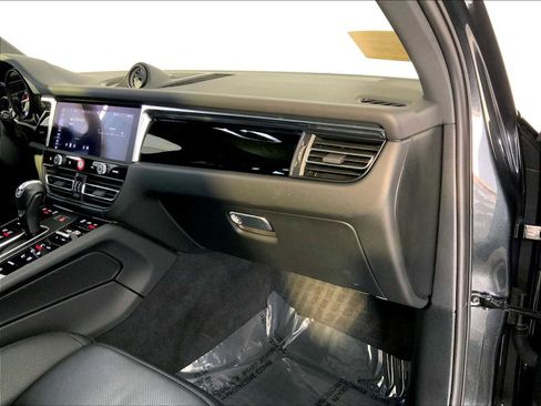 Certified 2024 Porsche Macan image 22