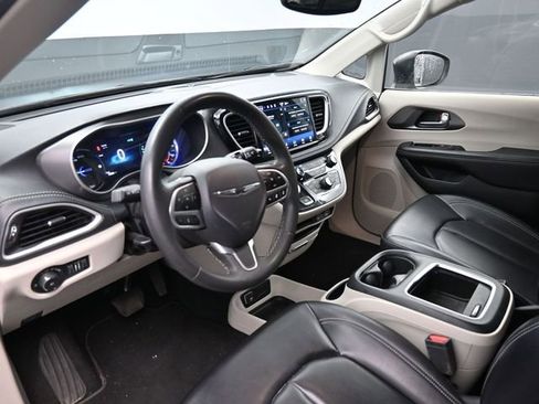 Used 2023 Chrysler Pacifica Touring-L FWD image 15