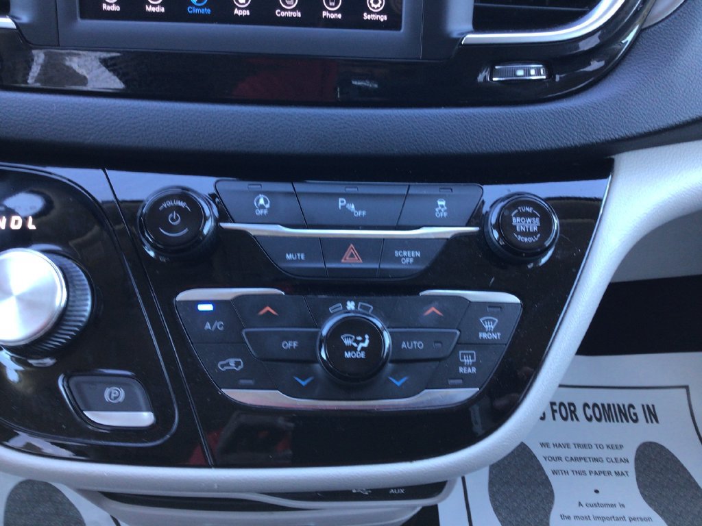 Used 2020 Chrysler Pacifica Touring-L FWD image 19