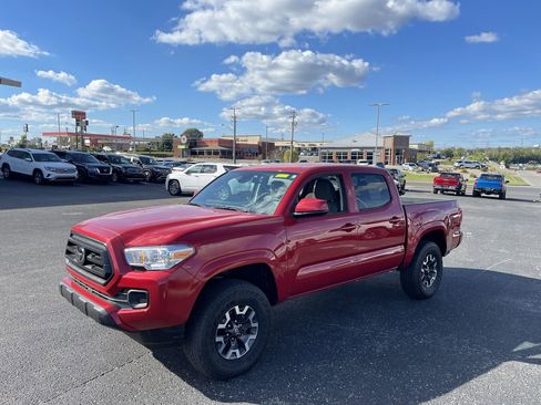 Used 2022 Toyota Tacoma SR image 1