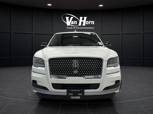 Used 2023 Lincoln Navigator L Reserve w/ Equipment Group 201A AWD/4WD image 2