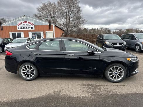 Used 2017 Ford Fusion SE w/ Equipment Group 602A image 4