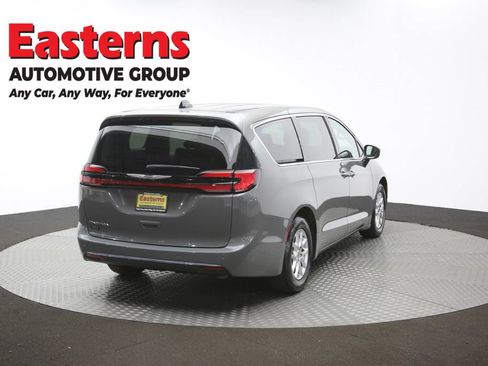 Used 2023 Chrysler Pacifica Touring-L FWD image 40