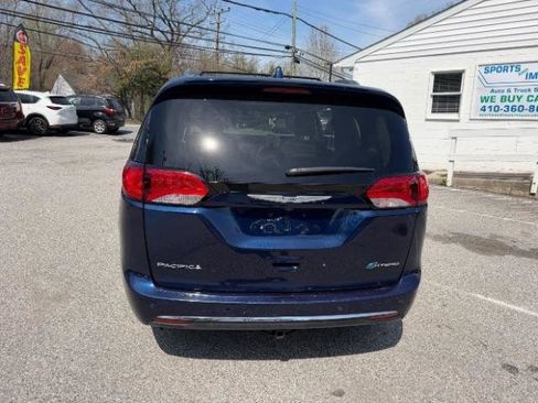 Used 2018 Chrysler Pacifica Limited image 4