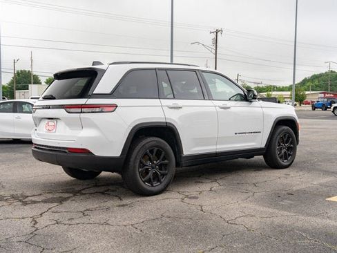 Used 2025 Jeep Grand Cherokee Altitude AWD/4WD image 5