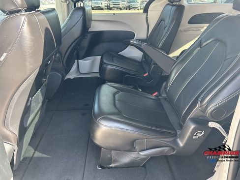 Used 2024 Chrysler Pacifica Touring-L image 12
