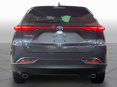 Used 2023 Toyota Venza LE AWD/4WD image 5