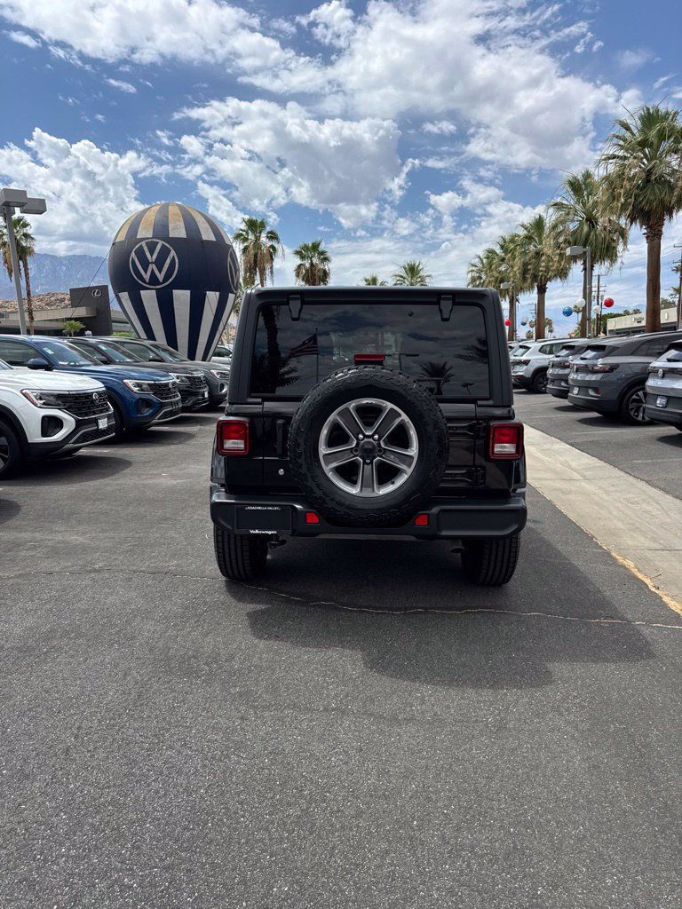 Used 2019 Jeep Wrangler Unlimited Sahara AWD/4WD image 3