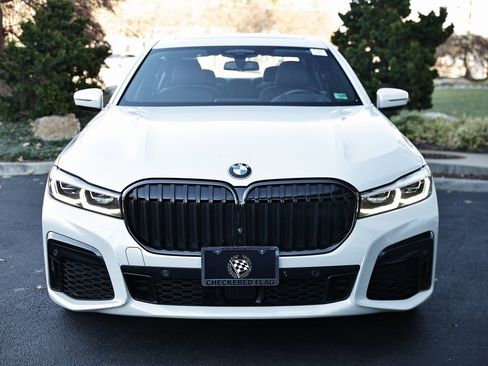 Used 2022 BMW 750i xDrive w/ Luxury Rear Seating Package image 14