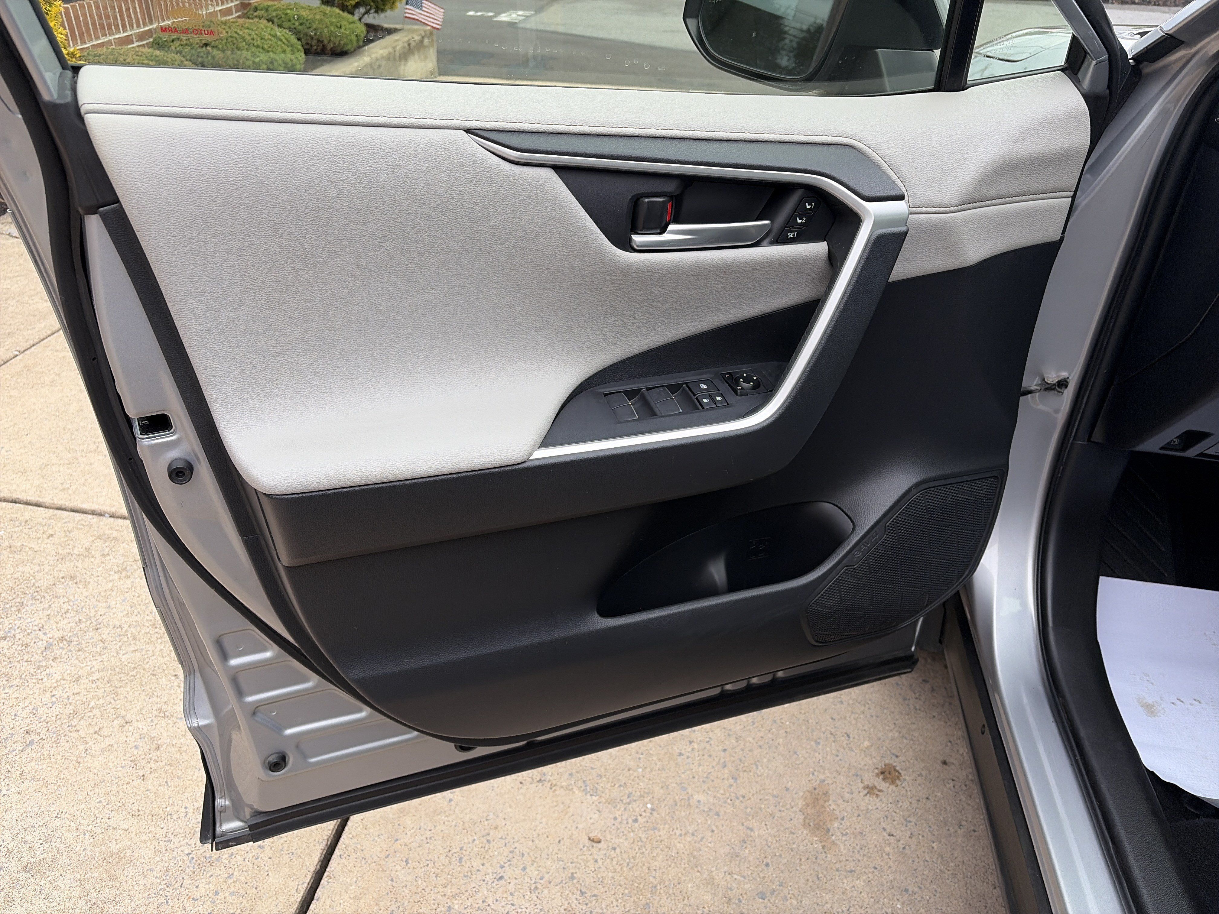 Used 2019 Toyota RAV4 Limited w/ Carpet Mat Package AWD/4WD image 15