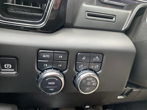 Used 2025 GMC Sierra 2500 AT4 image 12