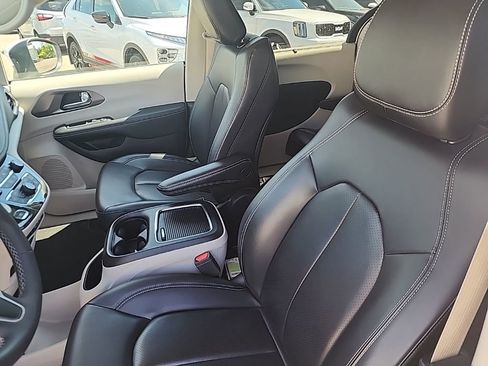Used 2023 Chrysler Pacifica Touring-L AWD/4WD image 10