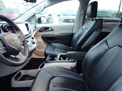 Used 2023 Chrysler Pacifica Touring-L FWD image 11