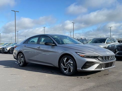 Certified 2025 Hyundai Elantra Sport FWD image 3