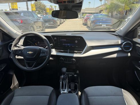 Used 2025 Chevrolet Trax LT FWD image 32