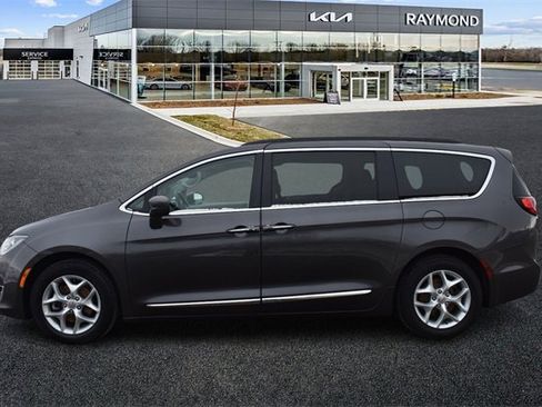 Used 2017 Chrysler Pacifica Touring-L w/ Tire & Wheel Group image 6