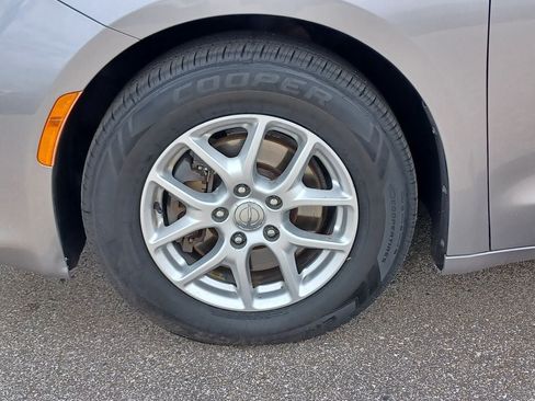 Used 2017 Chrysler Pacifica Touring FWD image 30