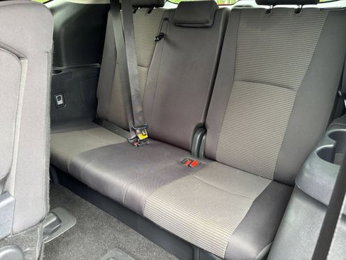 Used 2025 Toyota Highlander LE FWD image 29