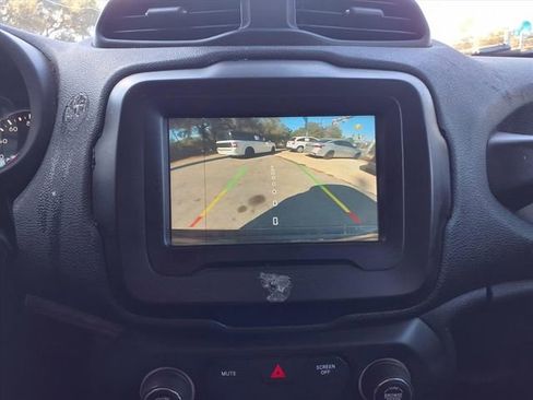 Used 2020 Jeep Renegade Latitude FWD image 14