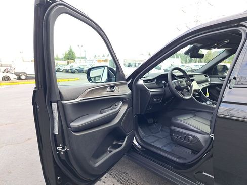 New 2025 Jeep Grand Cherokee Limited image 10