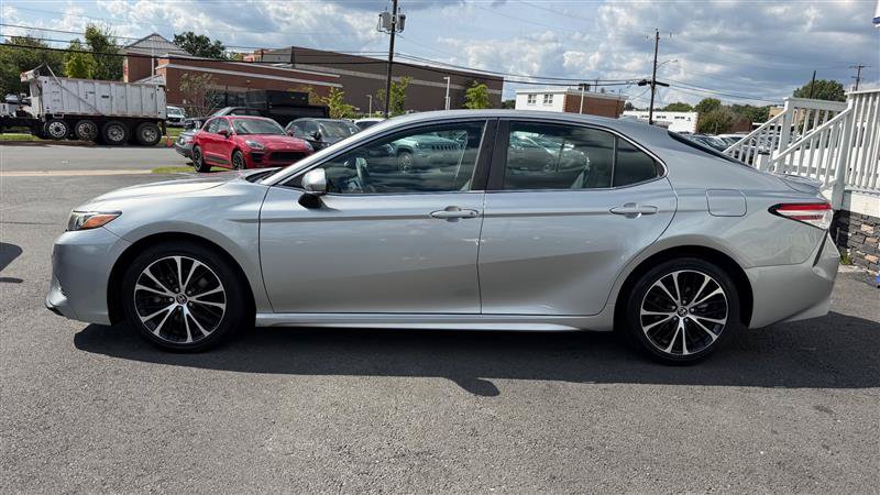 Used 2020 Toyota Camry SE w/ Convenience Package FWD image 3