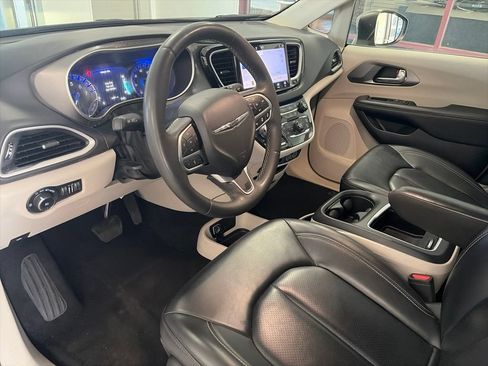 Used 2023 Chrysler Pacifica Touring-L FWD image 6