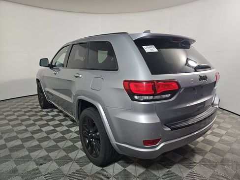 Used 2018 Jeep Grand Cherokee Altitude RWD image 3