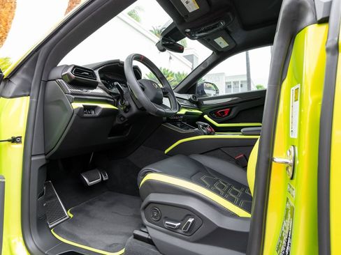 Used 2025 Lamborghini Urus SE AWD/4WD image 16