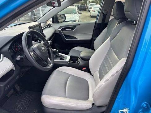 Used 2020 Toyota RAV4 XLE Premium AWD/4WD image 9