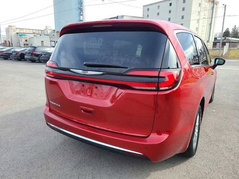 Used 2025 Chrysler Pacifica Select FWD image 8