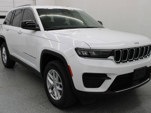 Used 2025 Jeep Grand Cherokee Laredo X image 4