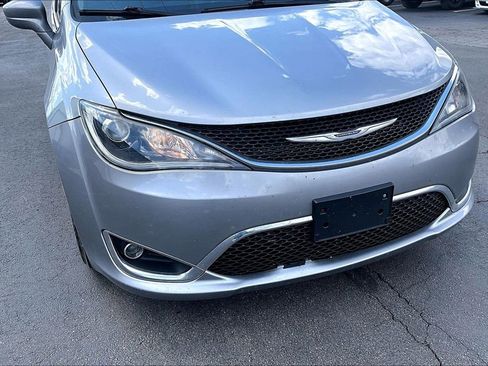 Used 2020 Chrysler Pacifica Touring-L image 4