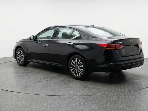 Used 2025 Nissan Altima 2.5 SV FWD image 6