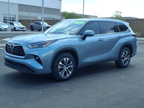 Used 2024 Toyota Highlander XLE FWD image 3