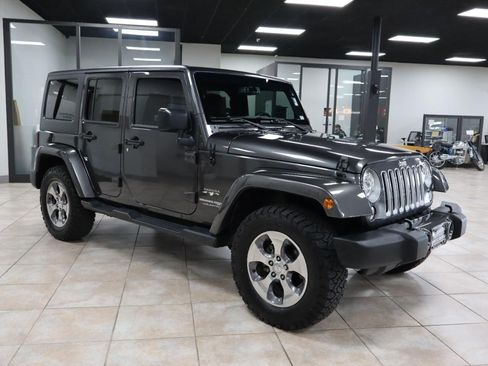 Used 2018 Jeep Wrangler Unlimited Sahara w/ Connectivity Group AWD/4WD image 9