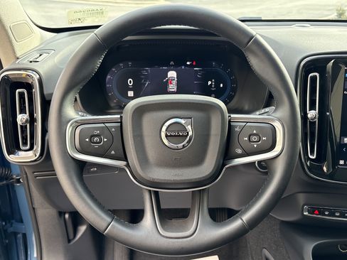 Used 2025 Volvo XC40 B5 Plus image 18