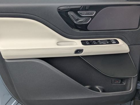 Used 2025 Lincoln Aviator 2WD image 10