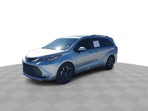 Used 2025 Toyota Sienna Platinum image 4