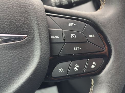 Used 2024 Chrysler Pacifica Touring FWD image 19