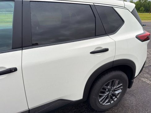Used 2023 Nissan Rogue S AWD/4WD image 11