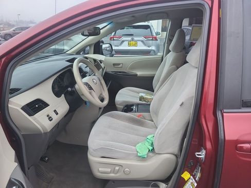 Used 2011 Toyota Sienna LE image 18