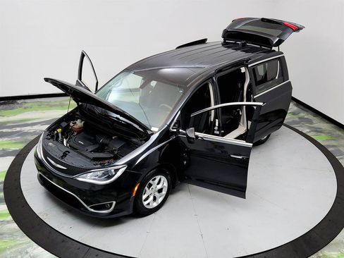 Used 2017 Chrysler Pacifica Touring Plus w/ Tire & Wheel Group FWD image 35