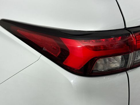 Used 2024 Mitsubishi Outlander ES image 51